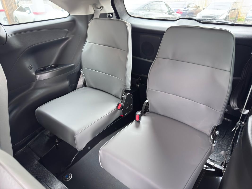 Used 2025 Toyota Sienna XLE FWD image 39