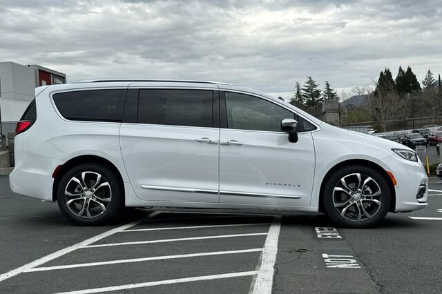 New 2026 Chrysler Pacifica Pinnacle image 3