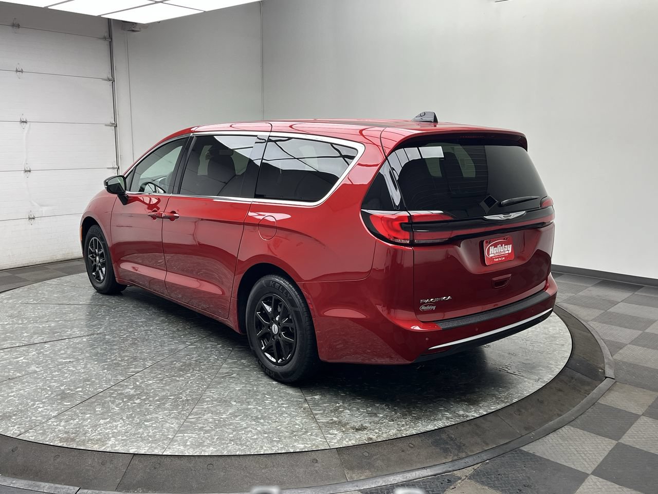 Used 2025 Chrysler Pacifica Select FWD image 2