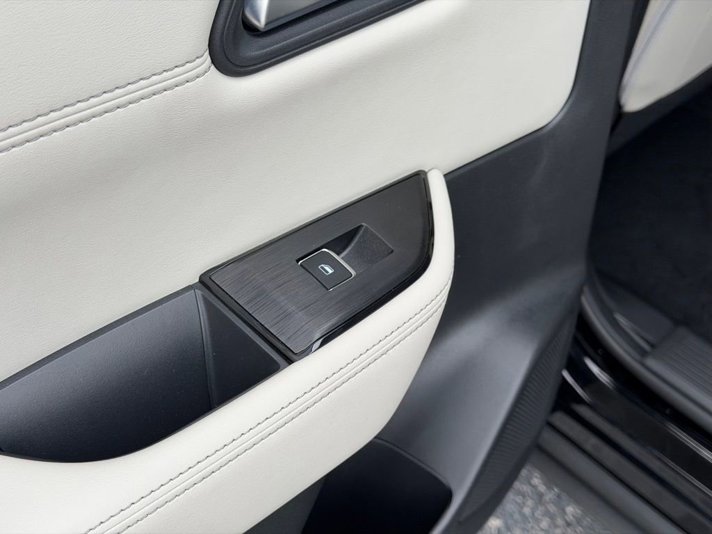 Used 2025 Nissan Rogue SL FWD image 17