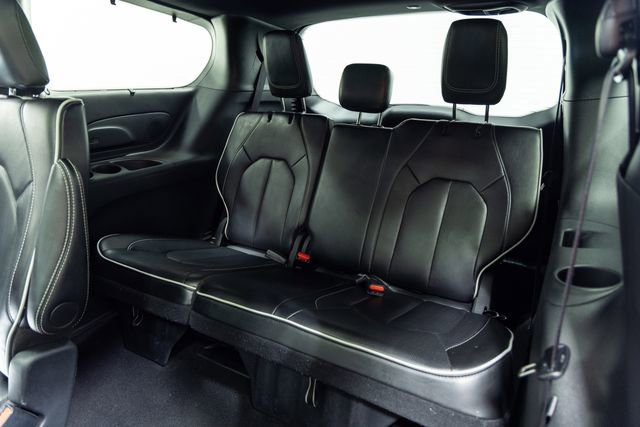 Used 2025 Chrysler Pacifica Limited image 24