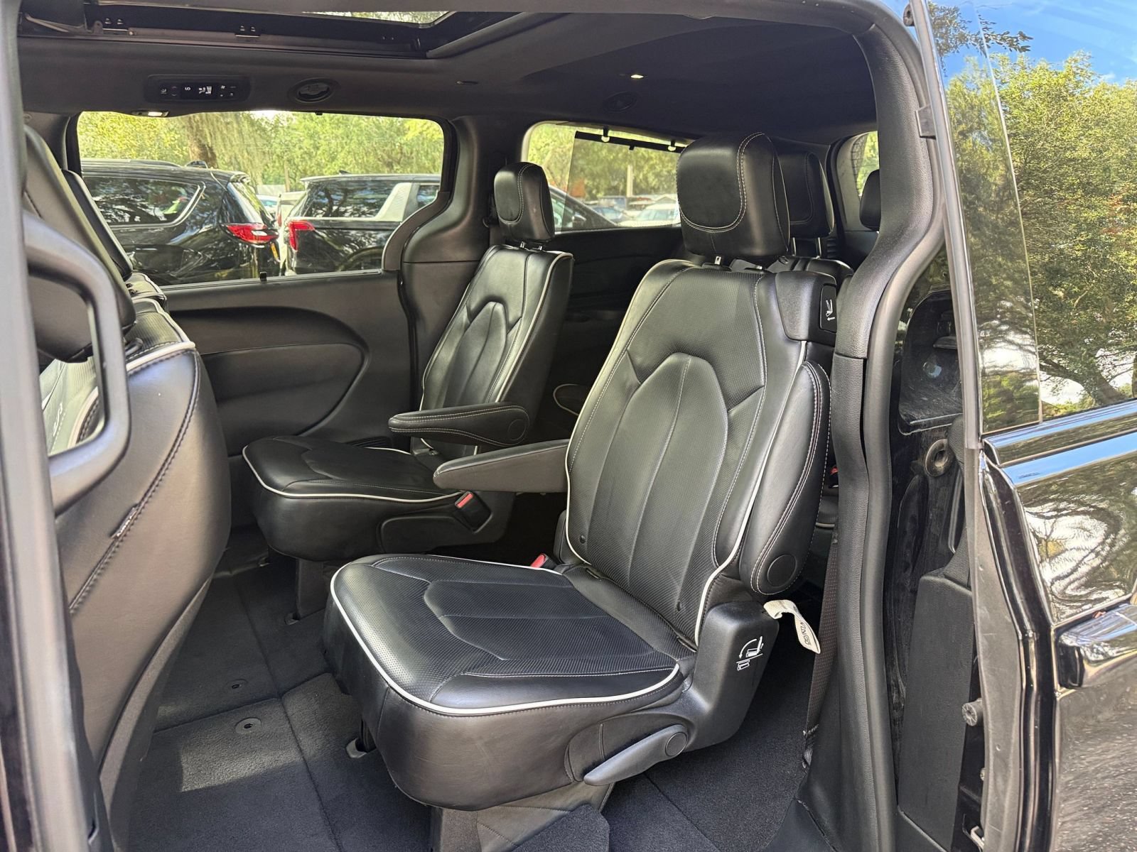 Used 2025 Chrysler Pacifica Limited FWD image 40