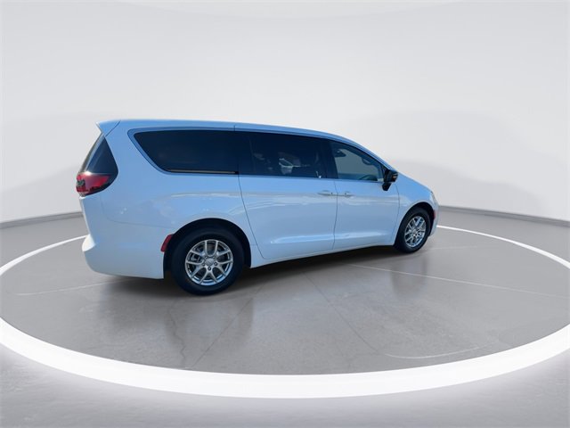New 2026 Chrysler Pacifica Select image 8