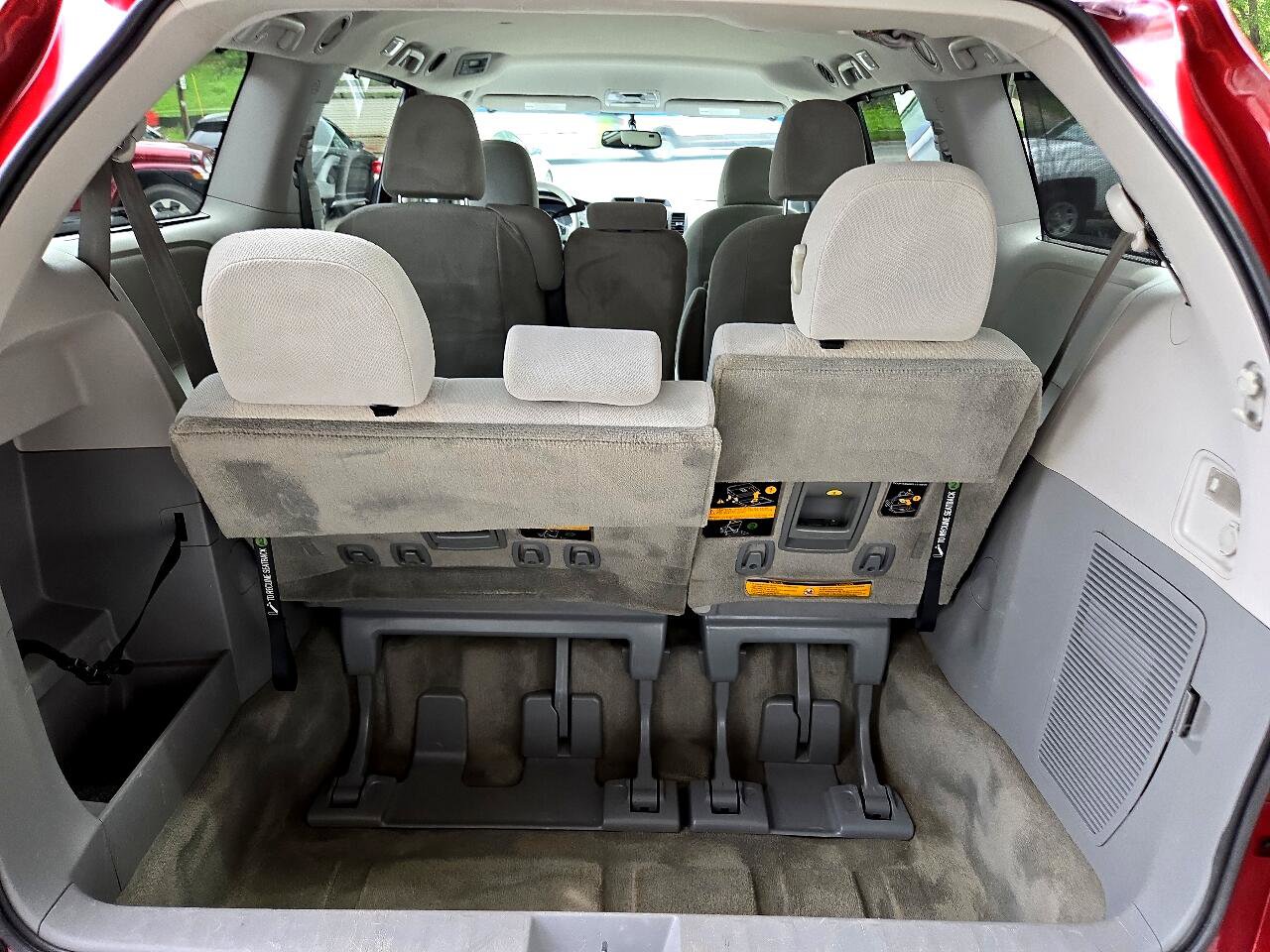 Used 2014 Toyota Sienna LE image 14