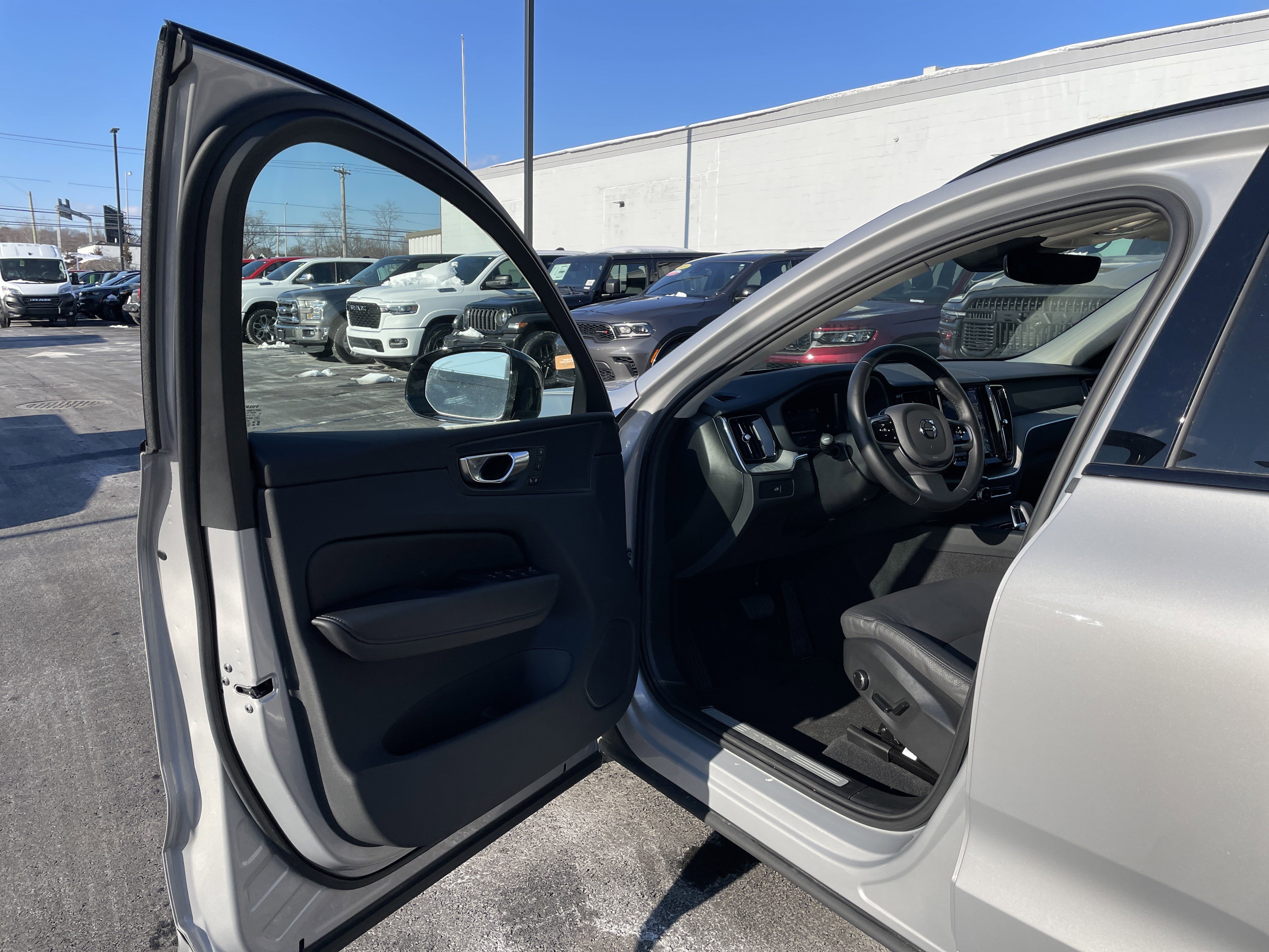 Used 2025 Volvo XC60 B5 Plus image 32