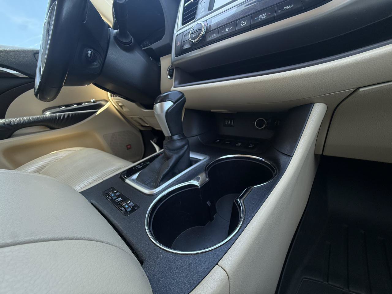 Used 2015 Toyota Highlander Limited AWD/4WD image 24