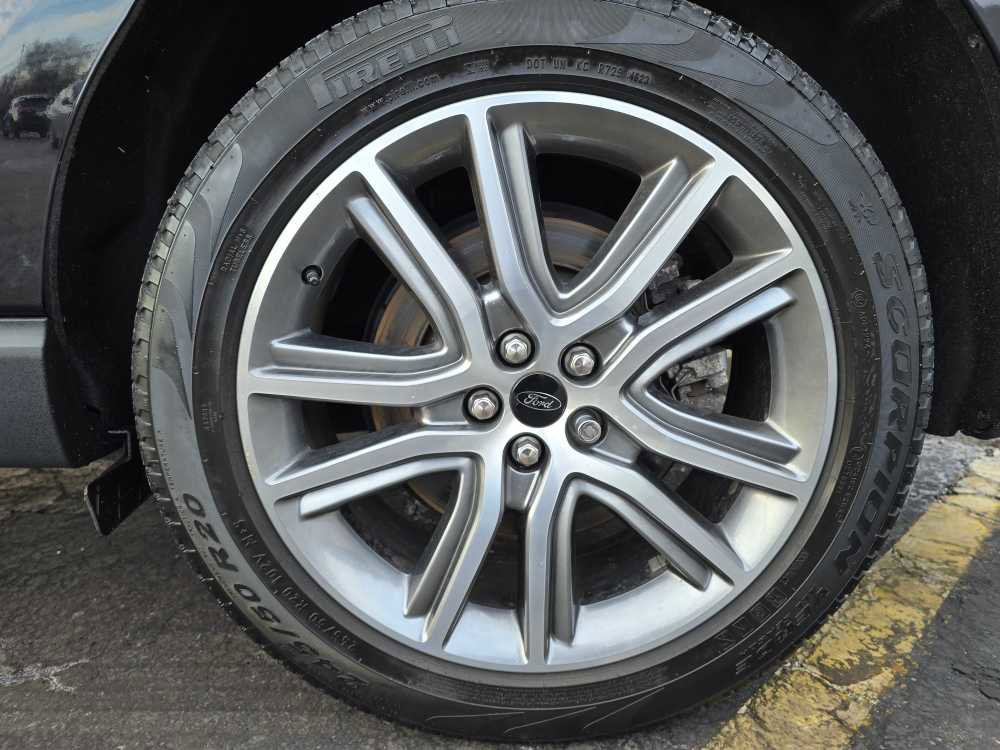 Used 2024 Ford Edge Titanium image 3