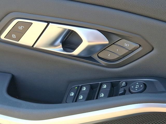 Used 2019 BMW 330i xDrive Sedan w/ Driving Assistance Package image 21