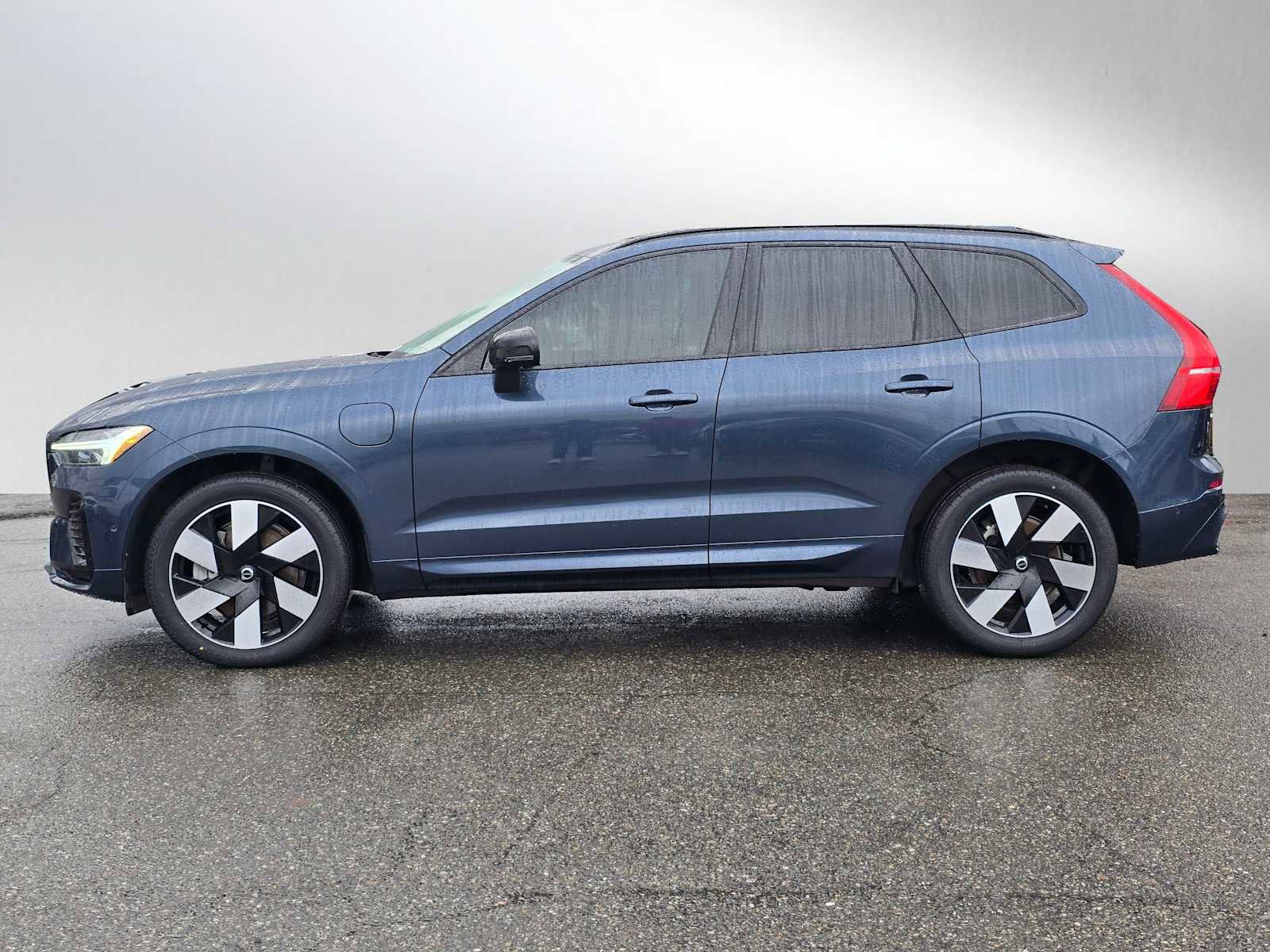 Certified 2023 Volvo XC60 T8 Plus w/ Climate Package image 6