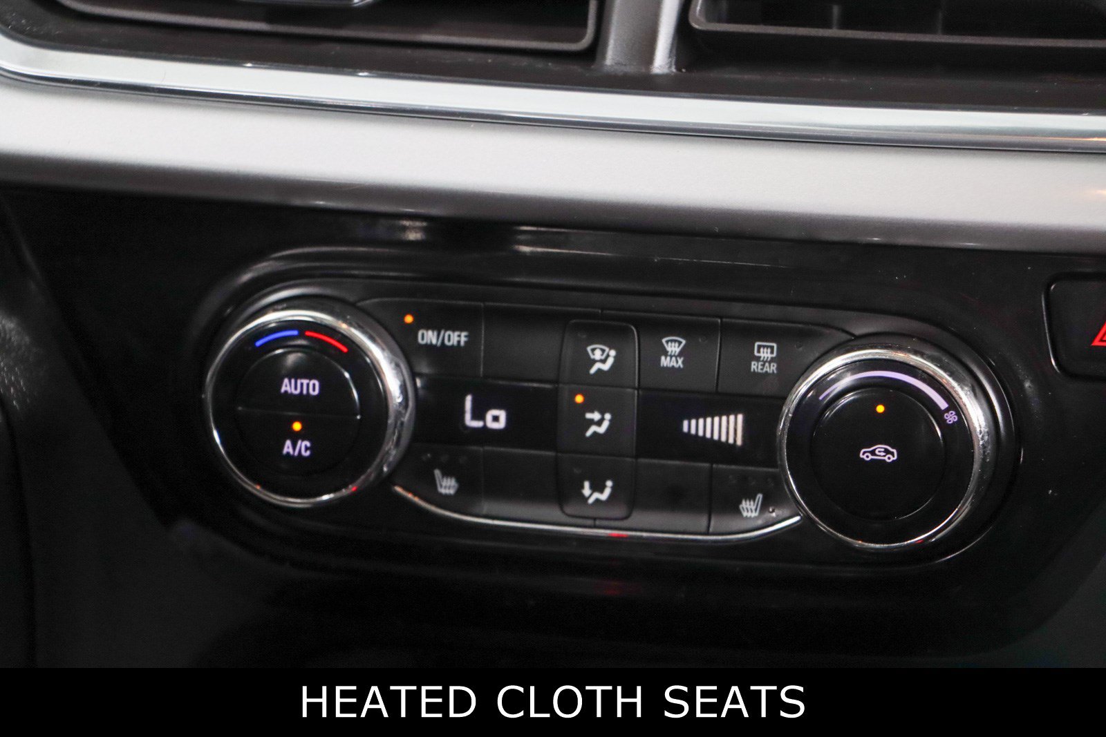 Used 2024 Chevrolet Trax LT w/ Sunroof Package FWD image 19