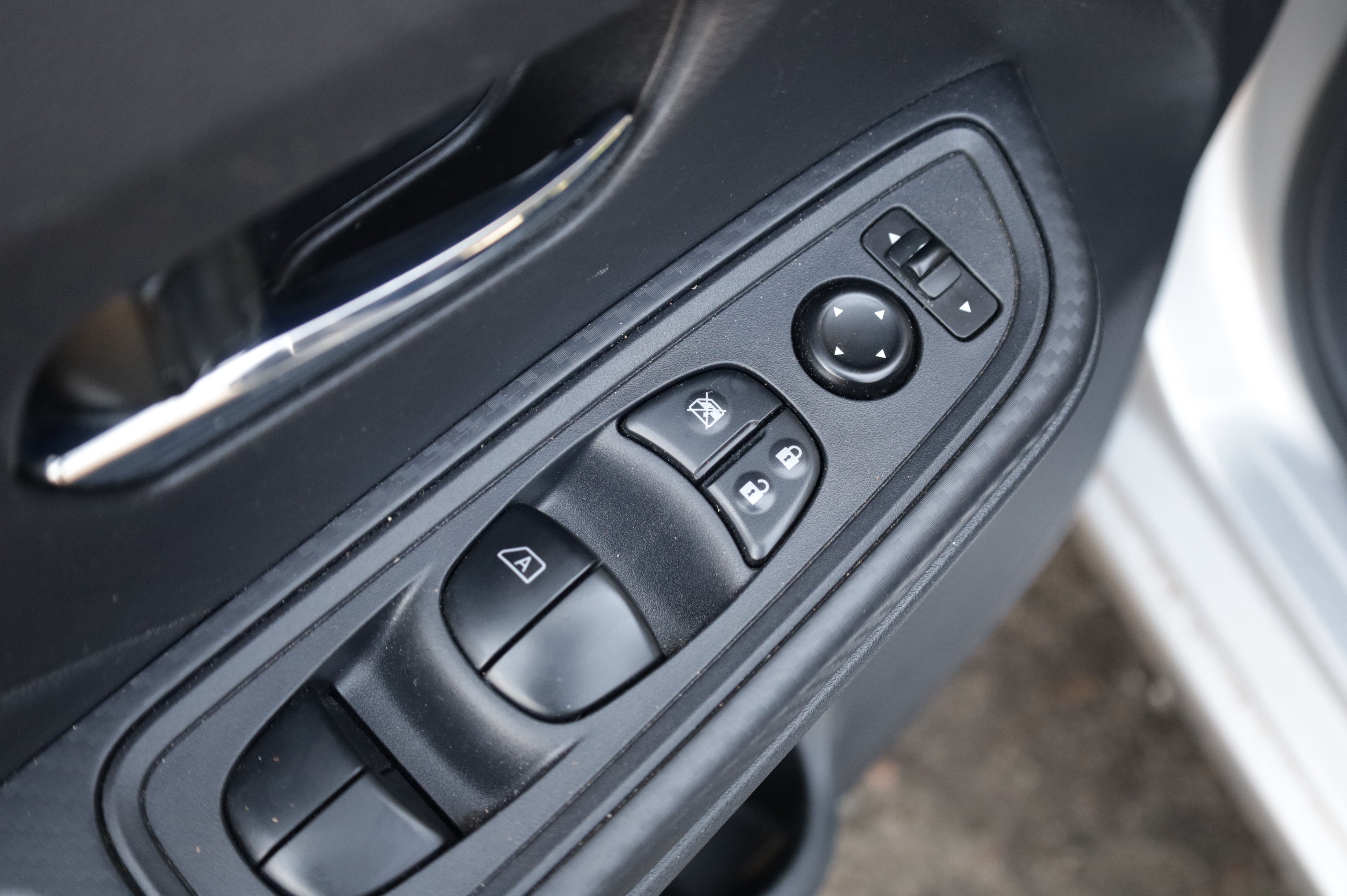 Used 2024 Nissan Versa SV FWD image 17