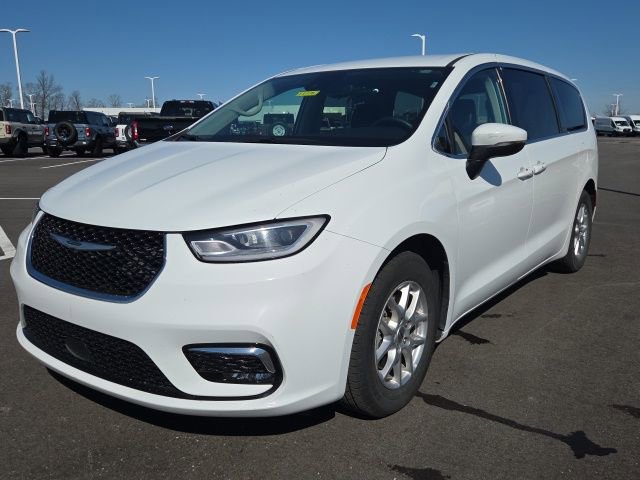 Used 2023 Chrysler Pacifica Touring-L video 2