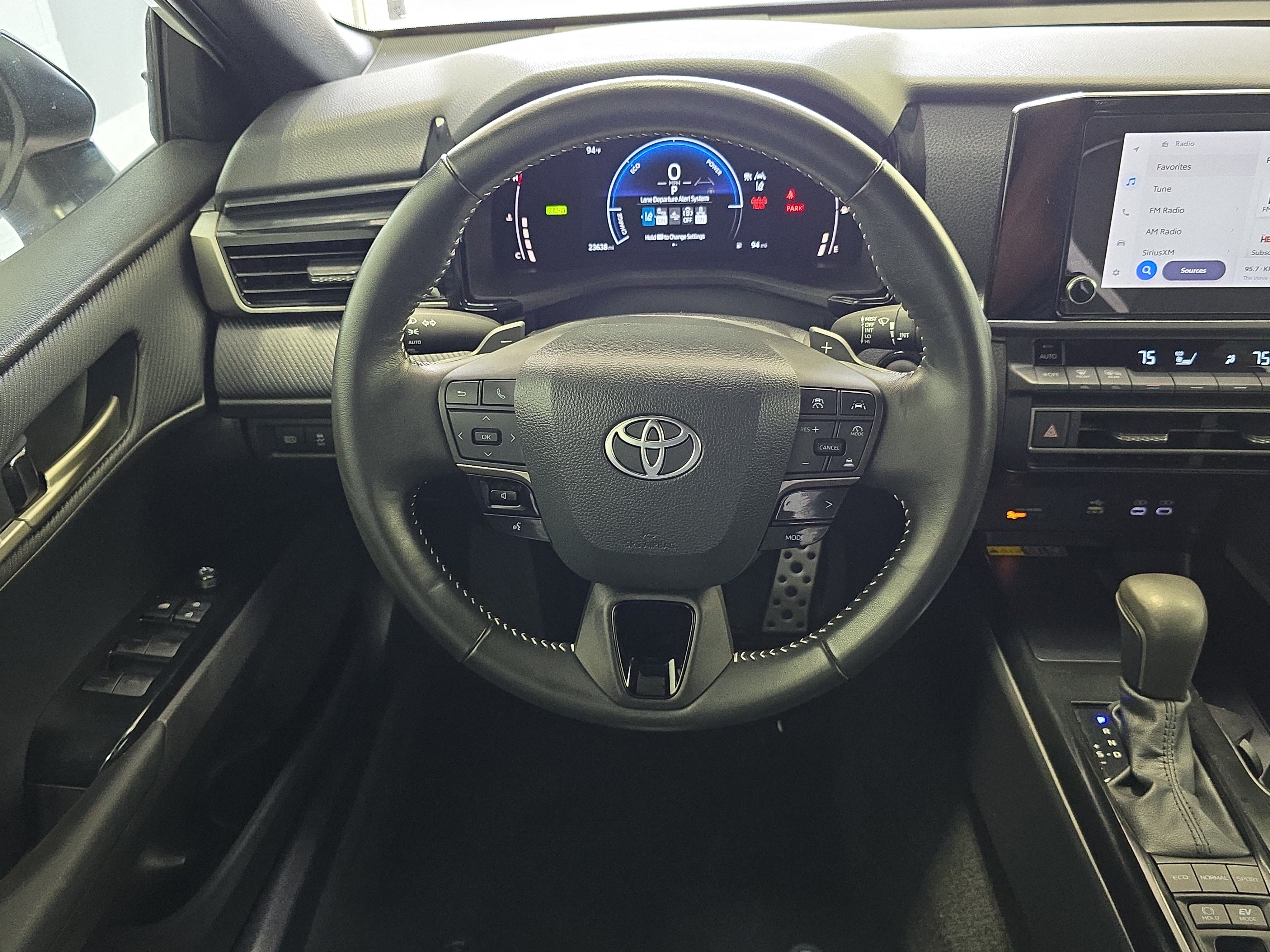 Used 2025 Toyota Camry SE w/ Convenience Package FWD image 15
