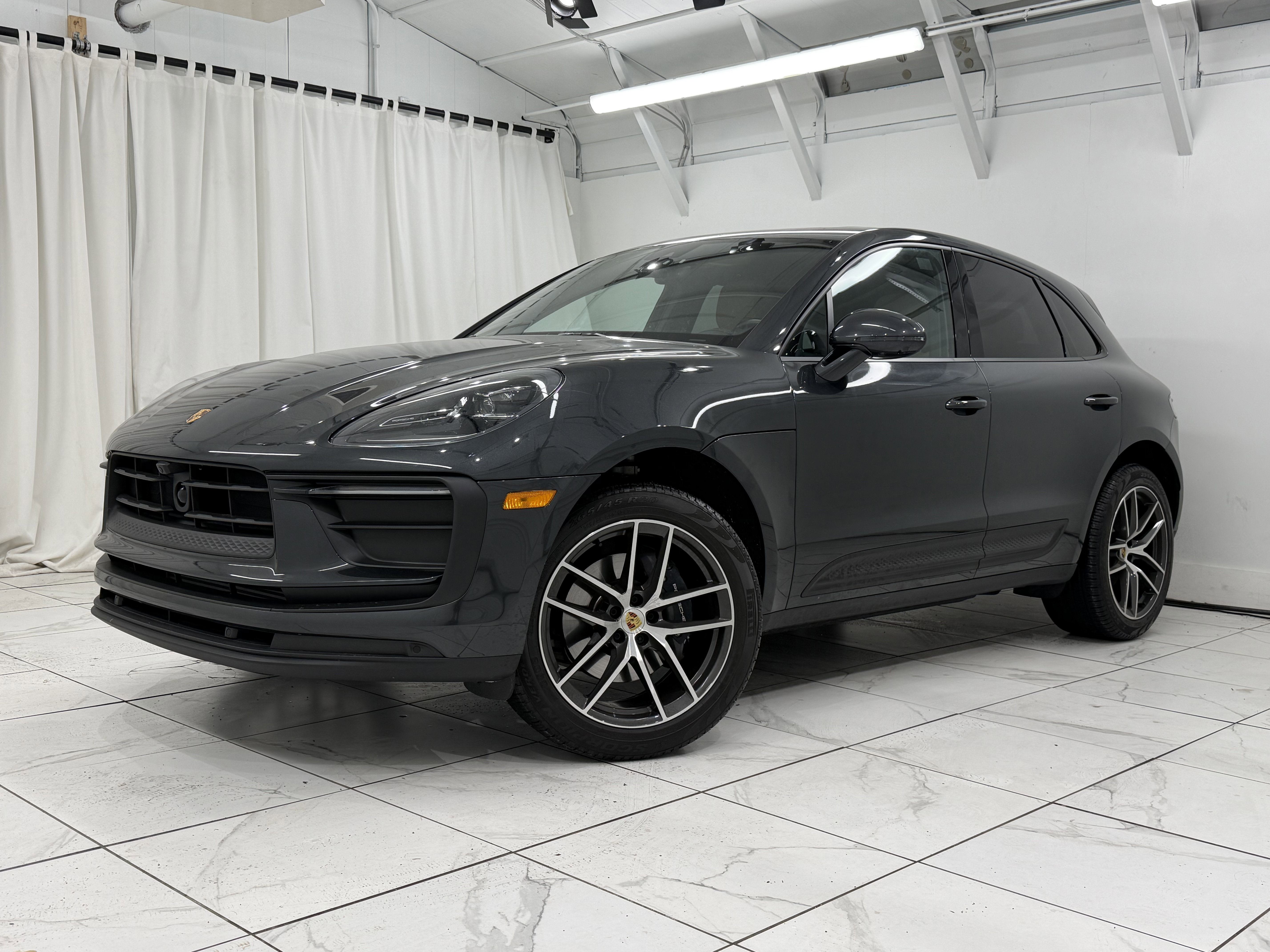 Certified 2025 Porsche Macan image 1