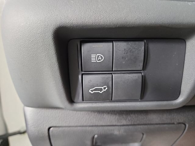 Used 2021 Toyota Highlander XLE AWD/4WD image 25