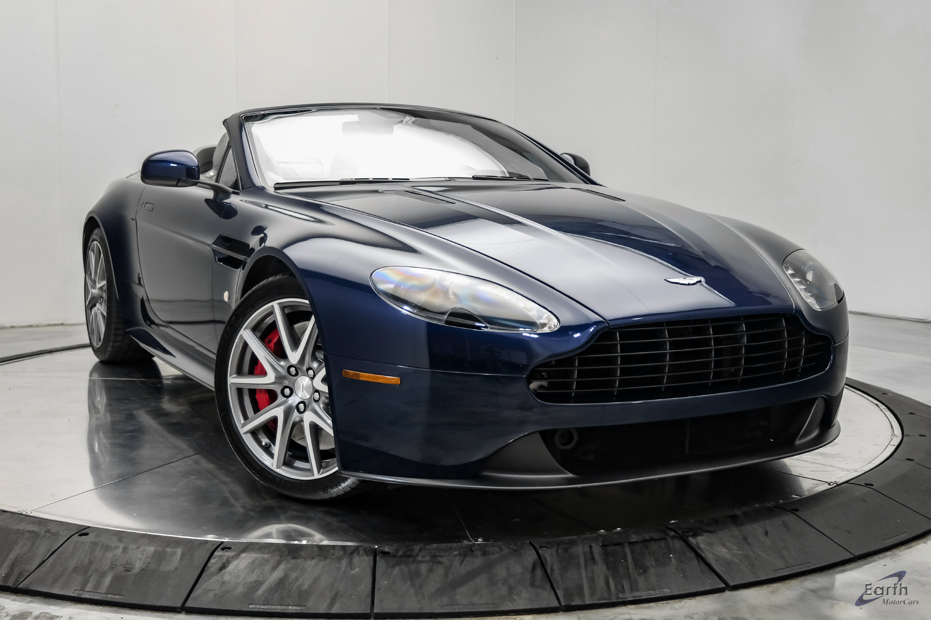 Used 2015 Aston Martin V8 Vantage GT RWD image 32