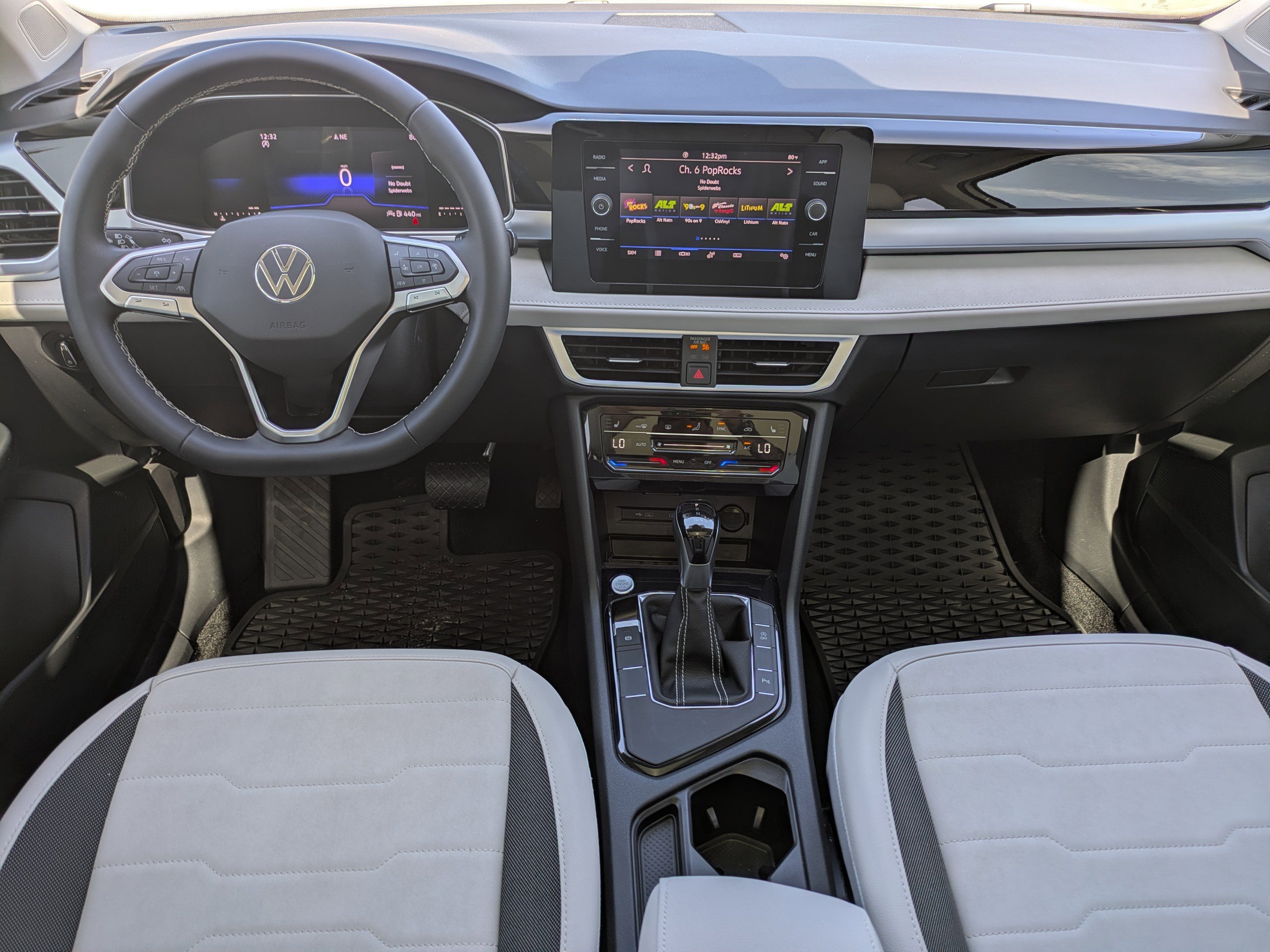 Certified 2025 Volkswagen Taos SE image 15