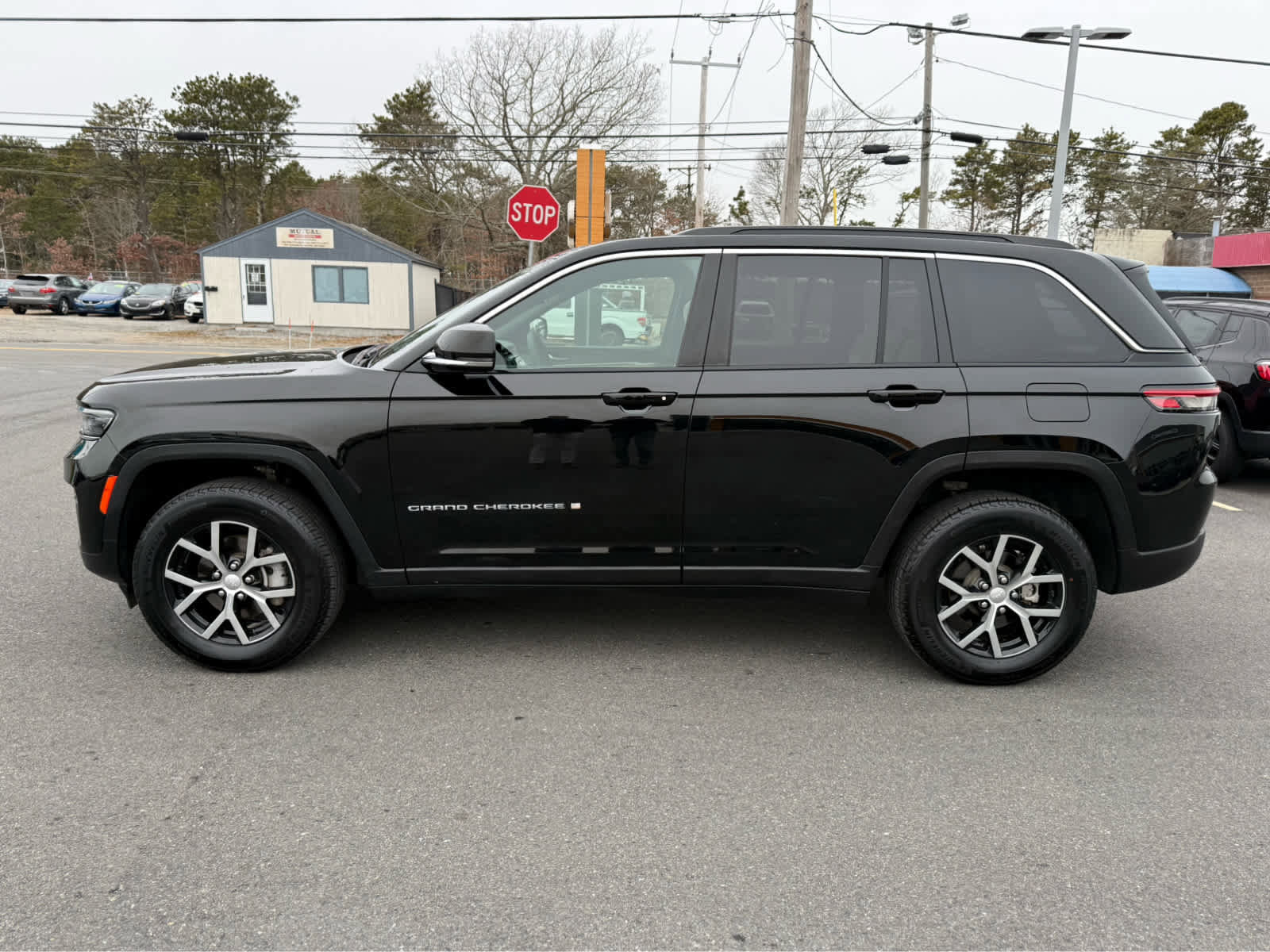 Used 2024 Jeep Grand Cherokee Limited image 4