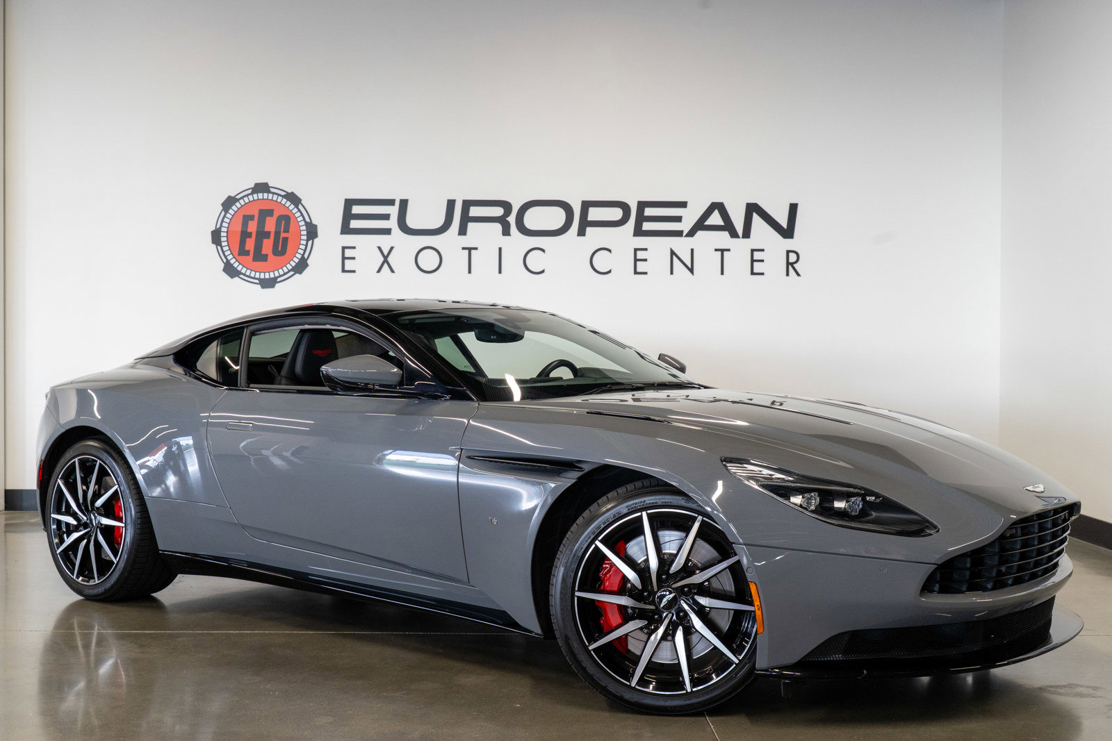 Used 2018 Aston Martin DB11 V12 RWD image 1