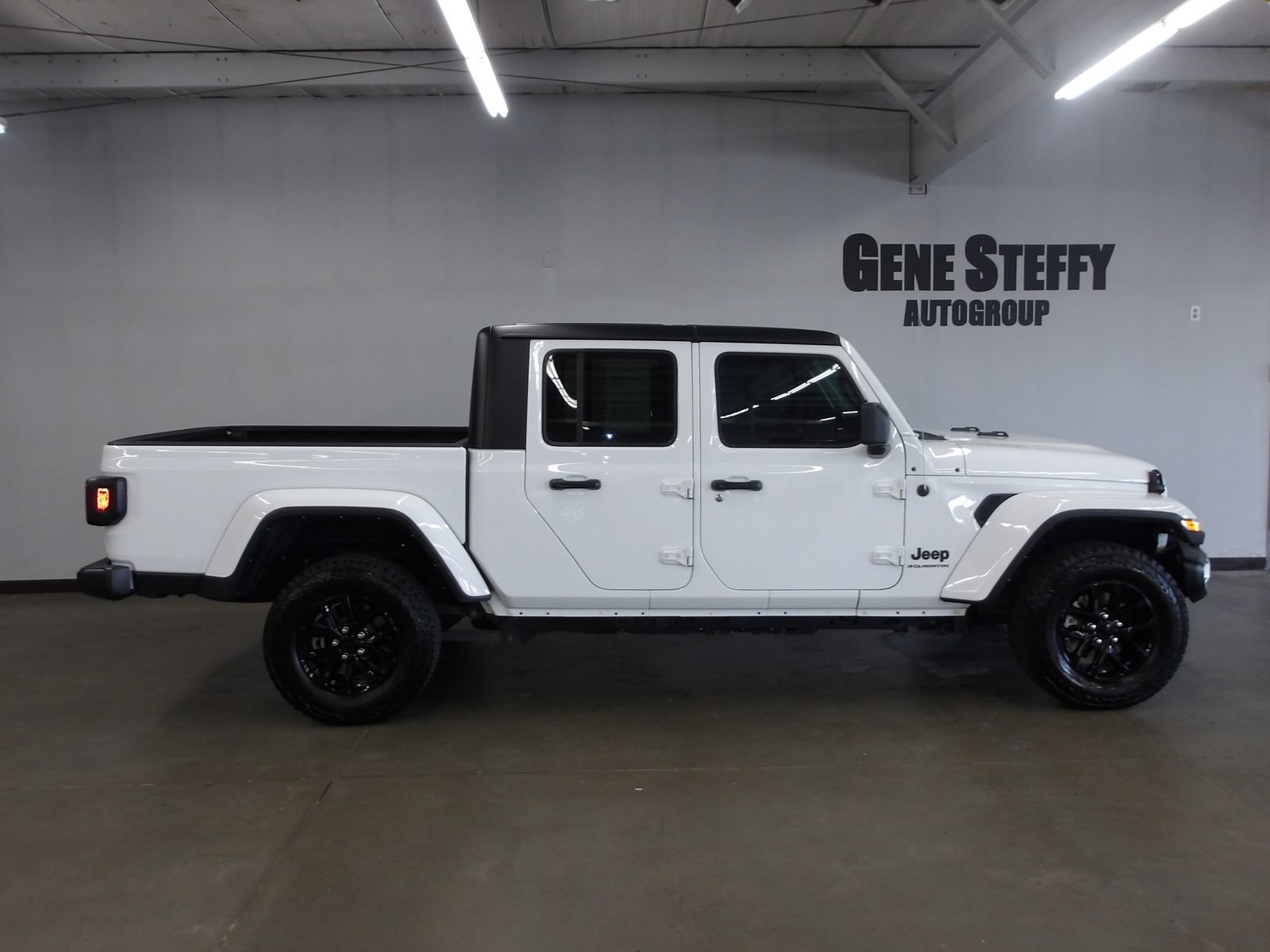 Used 2023 Jeep Gladiator Sport AWD/4WD image 3