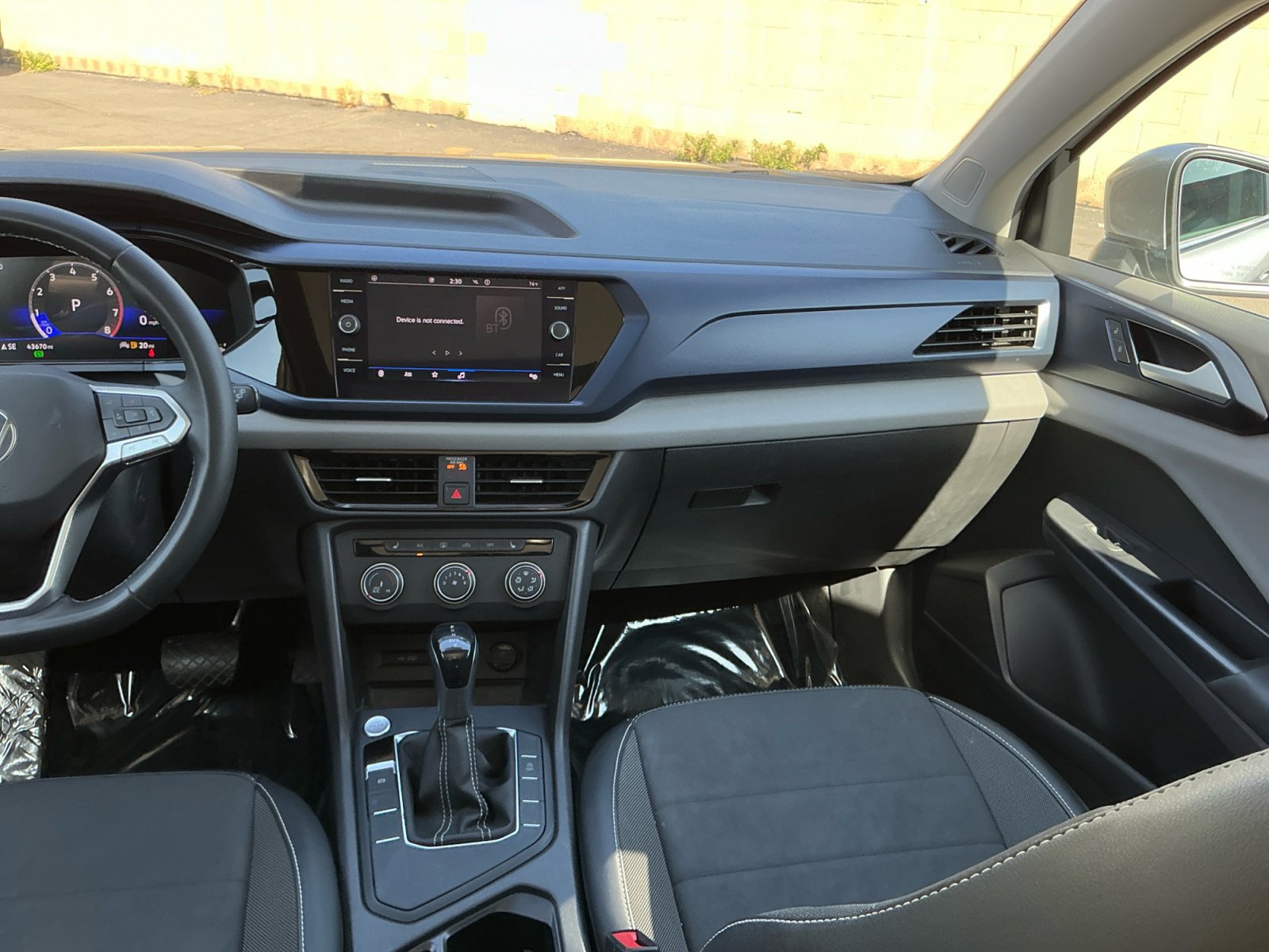 Used 2022 Volkswagen Taos SE w/ Panoramic Sunroof Package FWD image 16