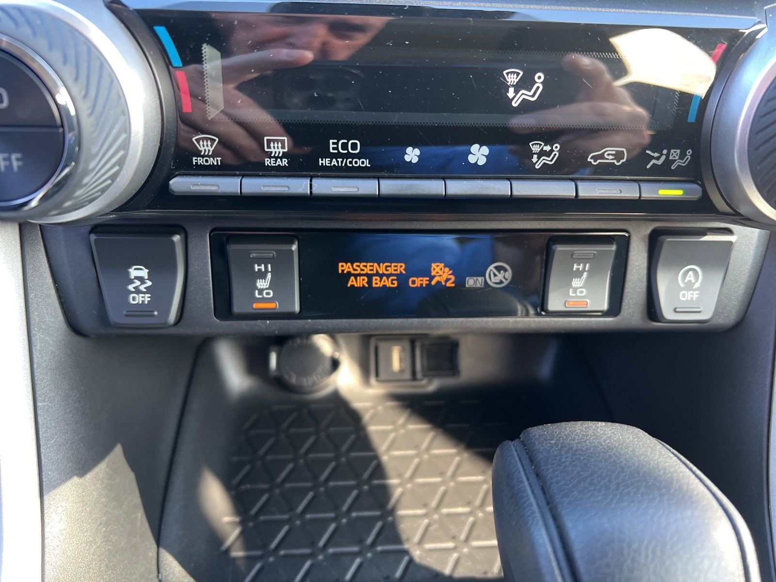 Used 2021 Toyota RAV4 XLE w/ XLE Grade Weather Package image 24