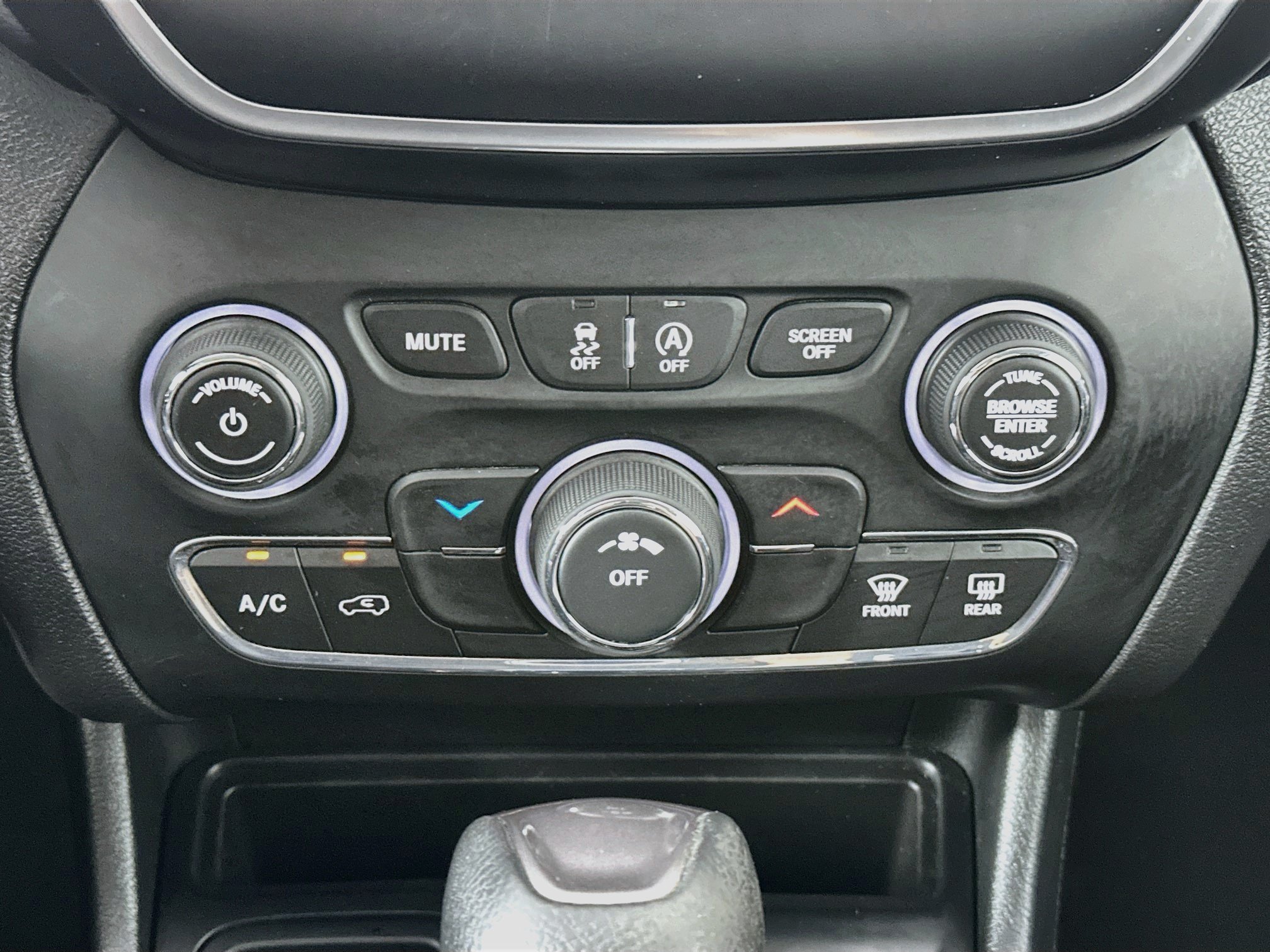 Used 2019 Jeep Cherokee Latitude w/ Popular Appearance Group FWD image 23