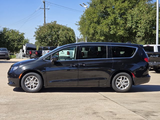 Certified 2023 Chrysler Voyager LX FWD image 4