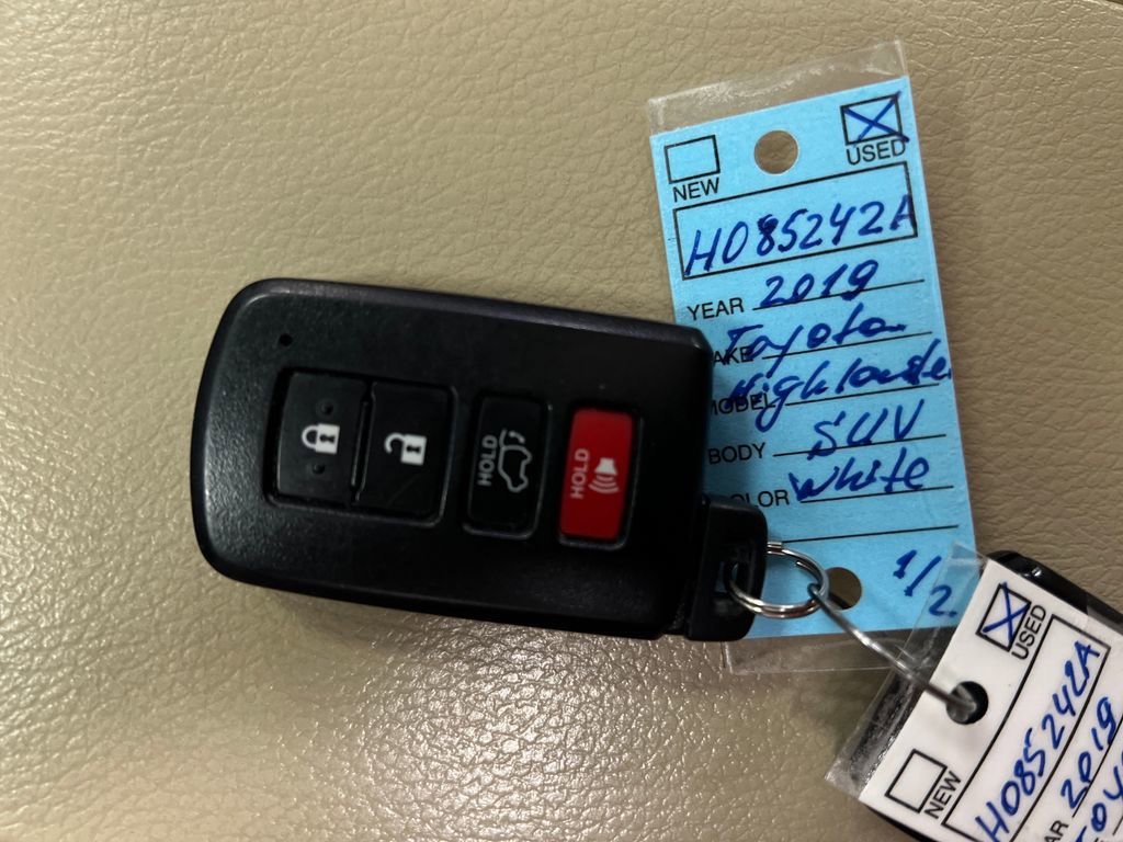 Used 2019 Toyota Highlander XLE FWD image 34