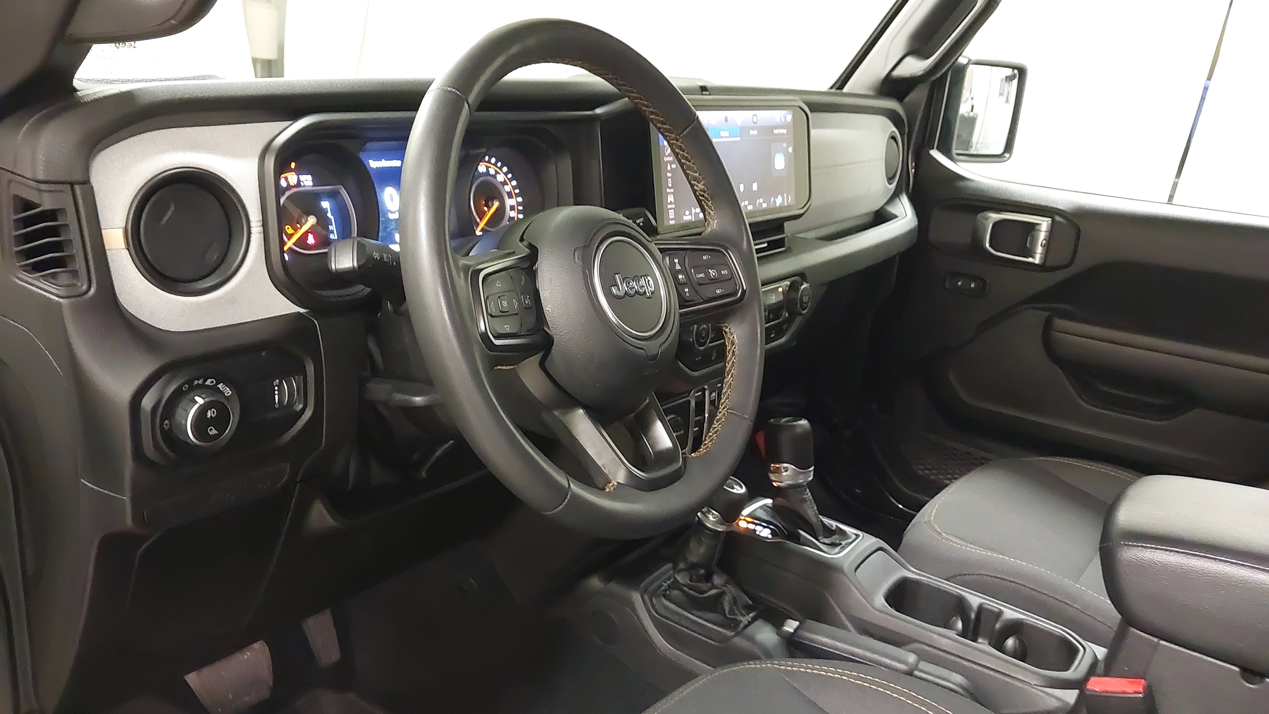 Used 2024 Jeep Gladiator Willys image 17