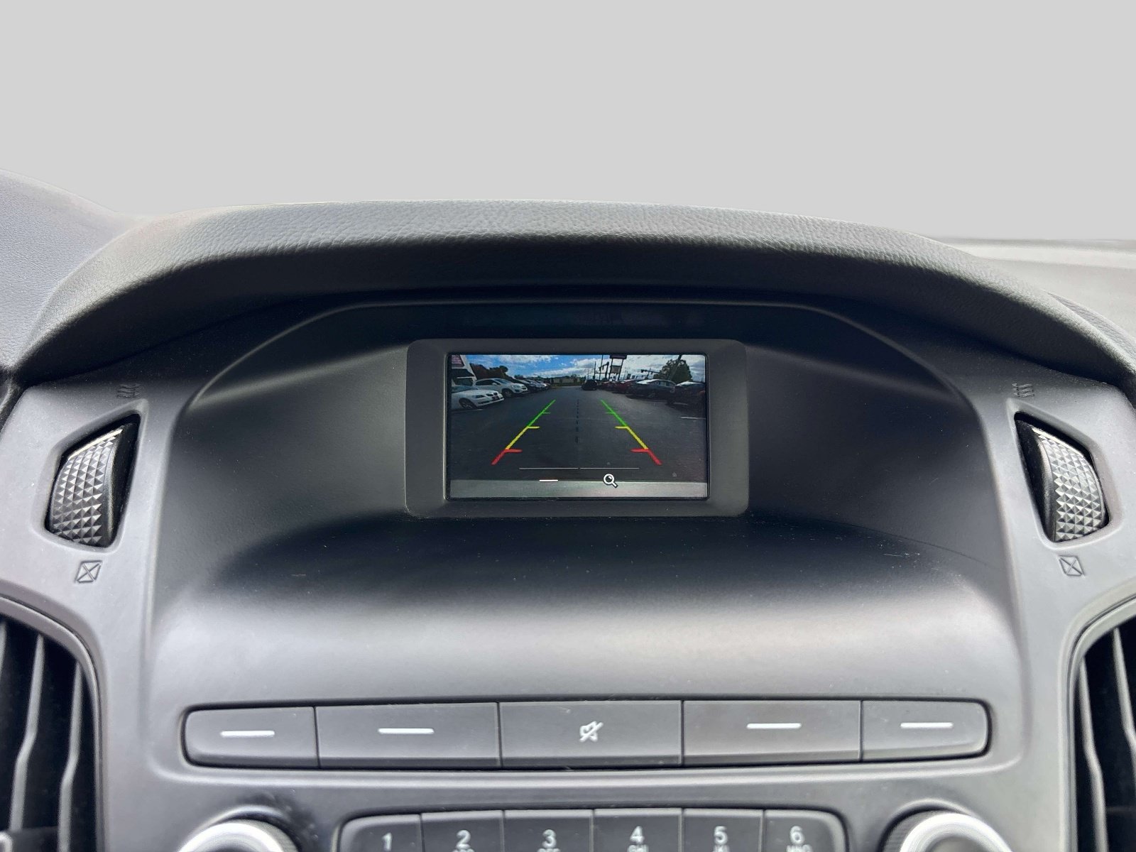 Used 2018 Ford Focus SE w/ SE Appearance Package FWD image 20