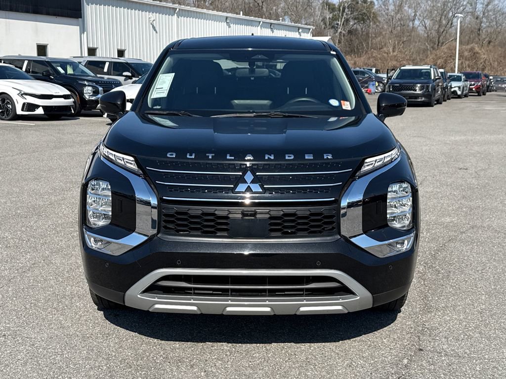 Used 2023 Mitsubishi Outlander SE image 2