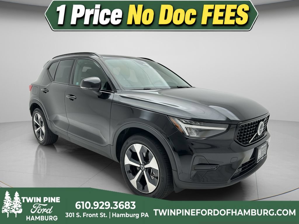 Used 2024 Volvo XC40 B5 Core AWD/4WD image 1