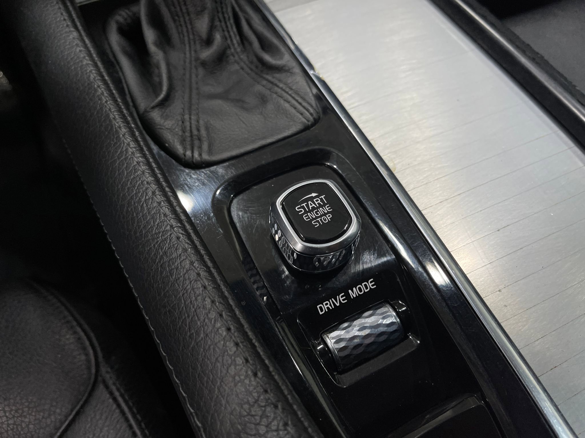 Used 2018 Volvo XC90 T5 Momentum w/ Convenience Package FWD image 21