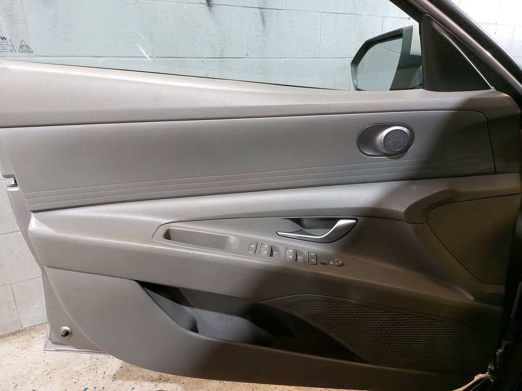 Used 2023 Hyundai Elantra SE FWD image 28