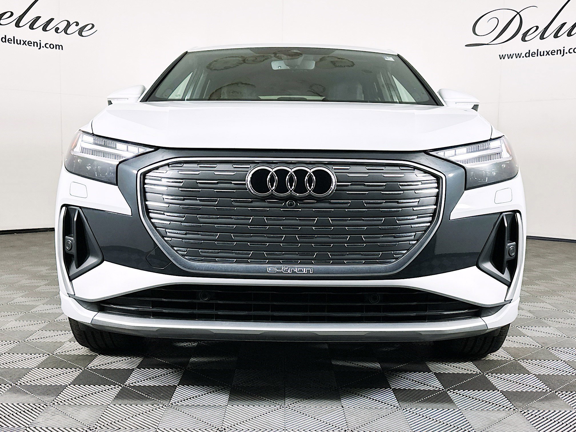 Used 2024 Audi Q4 e-tron Prestige image 2