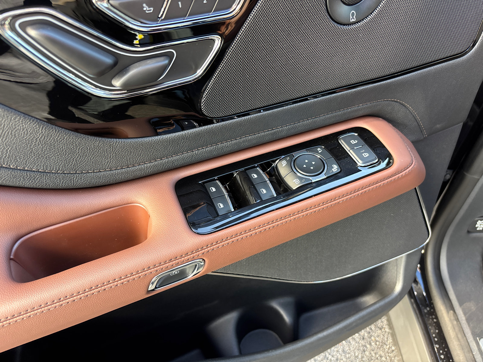 New 2027 Lincoln Aviator Reserve w/ Jet Appearance Package AWD/4WD image 13