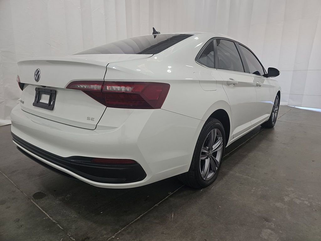 Used 2023 Volkswagen Jetta SE image 4