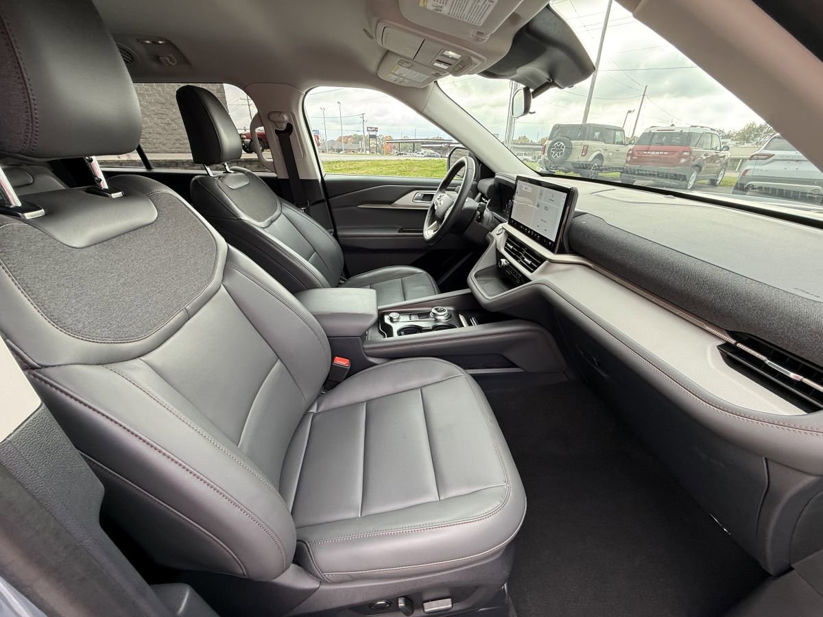 Used 2025 Ford Explorer Active w/ Active Comfort Package image 14