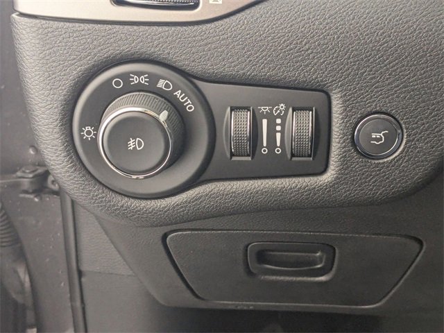 Used 2019 Jeep Cherokee Limited w/ Technology Group image 16