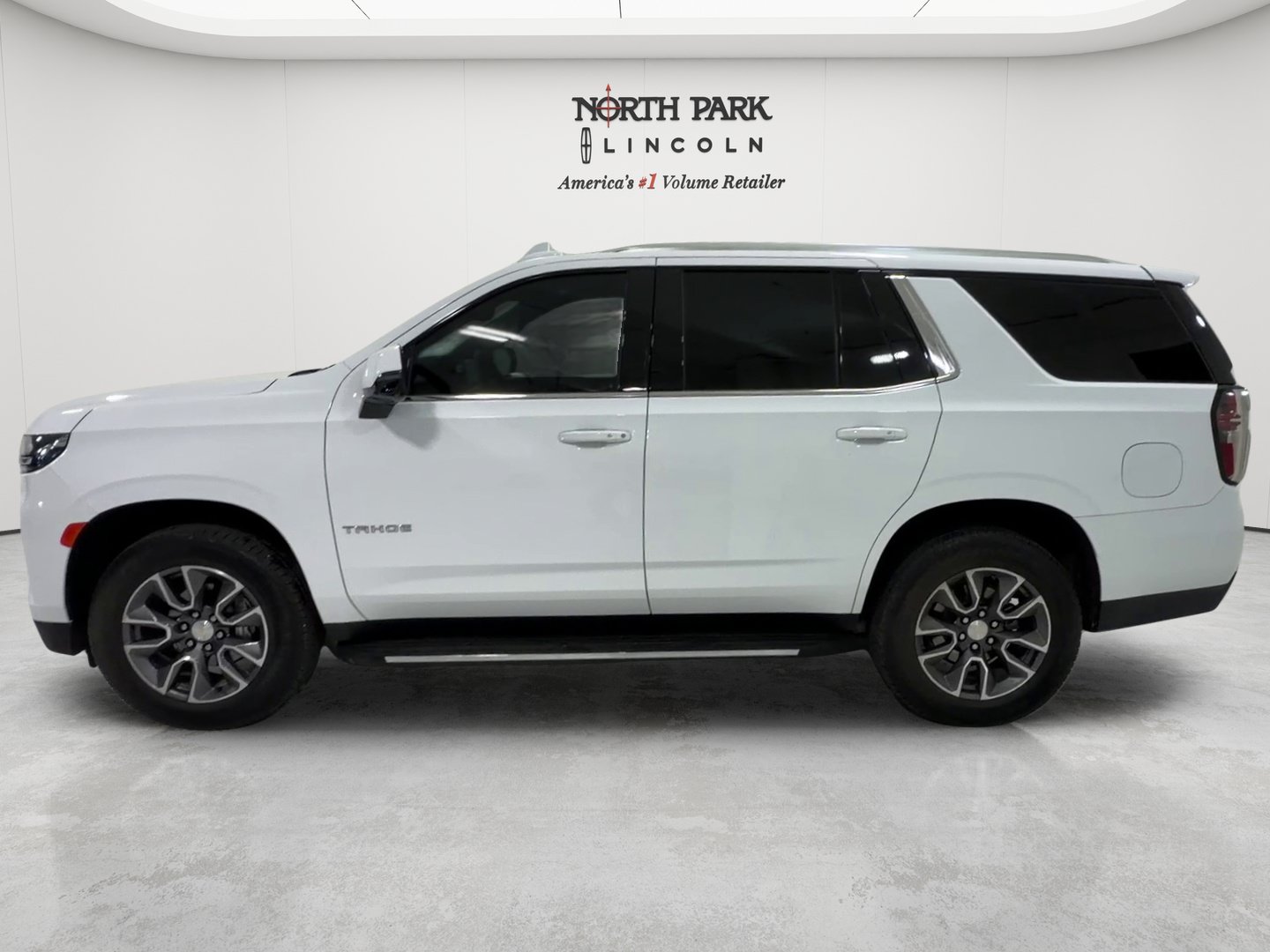 Used 2023 Chevrolet Tahoe LT w/ Luxury Package RWD image 2