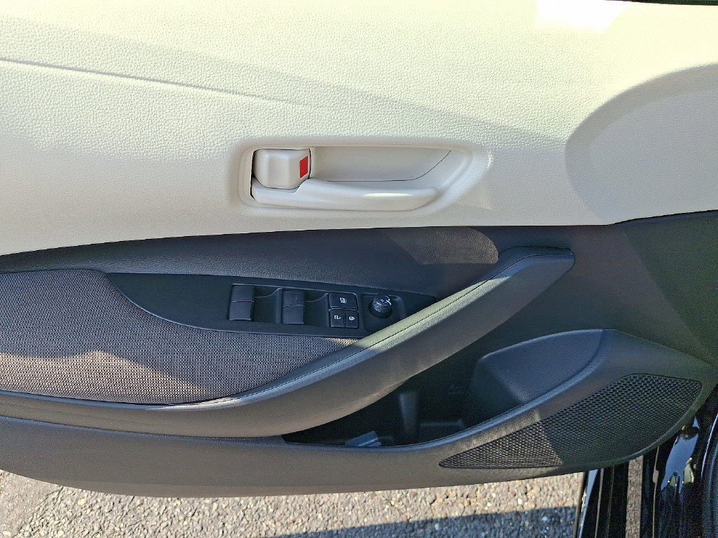 Used 2027 Toyota Corolla LE FWD image 13