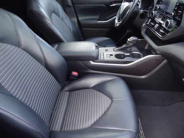 Used 2021 Toyota Highlander XSE FWD image 18