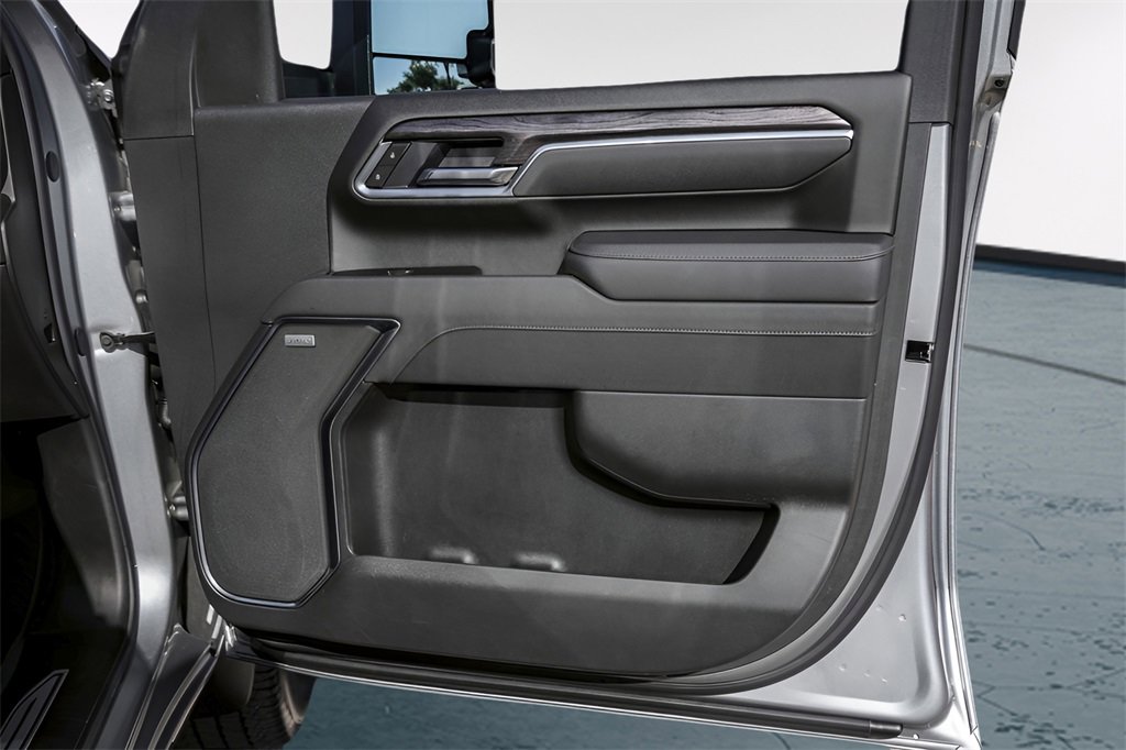 Used 2025 Chevrolet Silverado 2500 LTZ w/ LTZ Convenience Package image 32