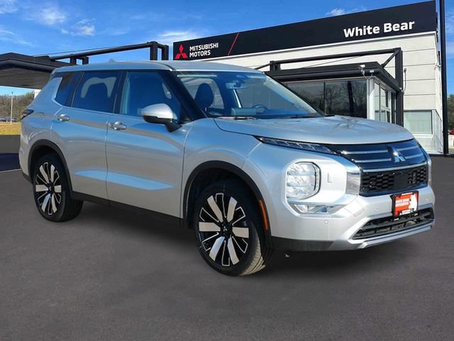 Used 2025 Mitsubishi Outlander SE image 1