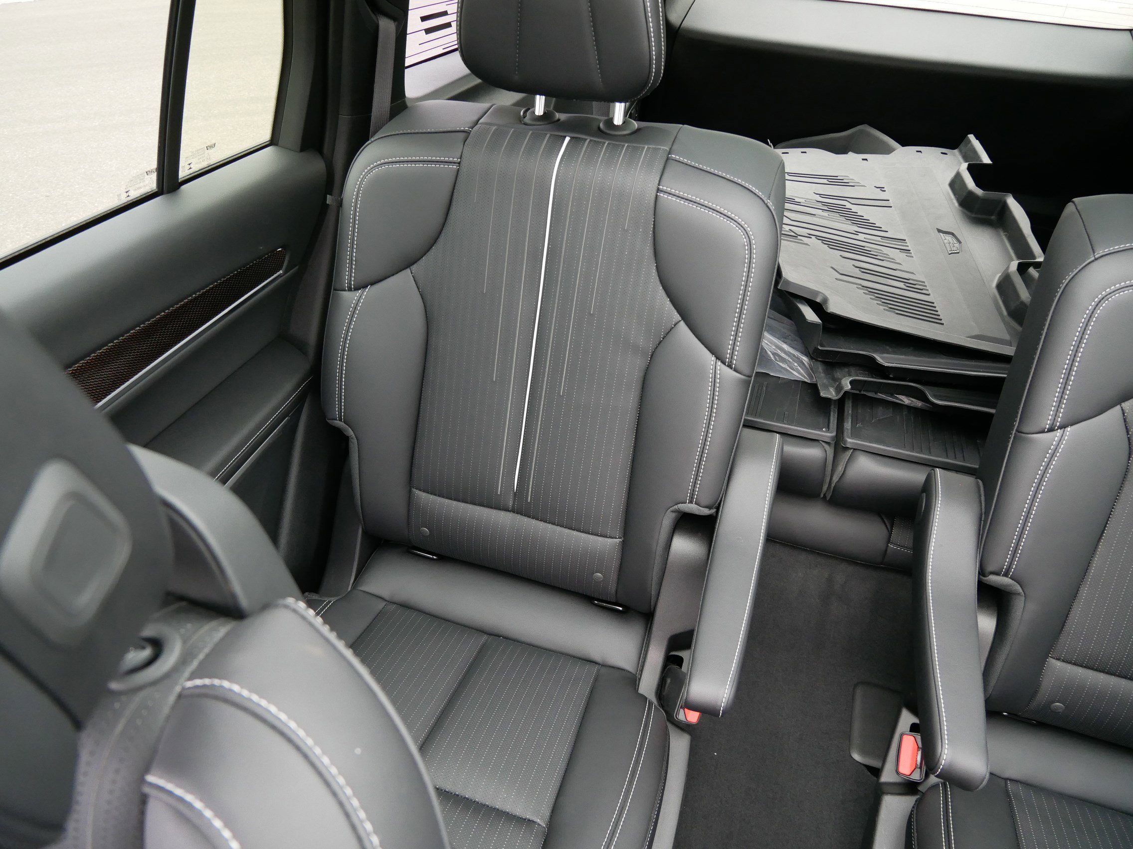 Certified 2026 Cadillac Vistiq Sport w/ LPO, Floor Liner Package AWD/4WD image 13