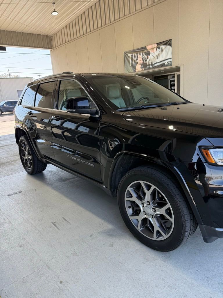 Used 2018 Jeep Grand Cherokee Limited image 2