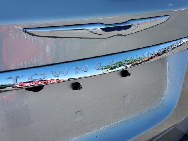 Used 2015 Chrysler Town & Country Touring FWD image 29