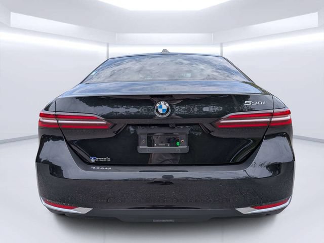 Used 2025 BMW 530i w/ Premium Package RWD image 4