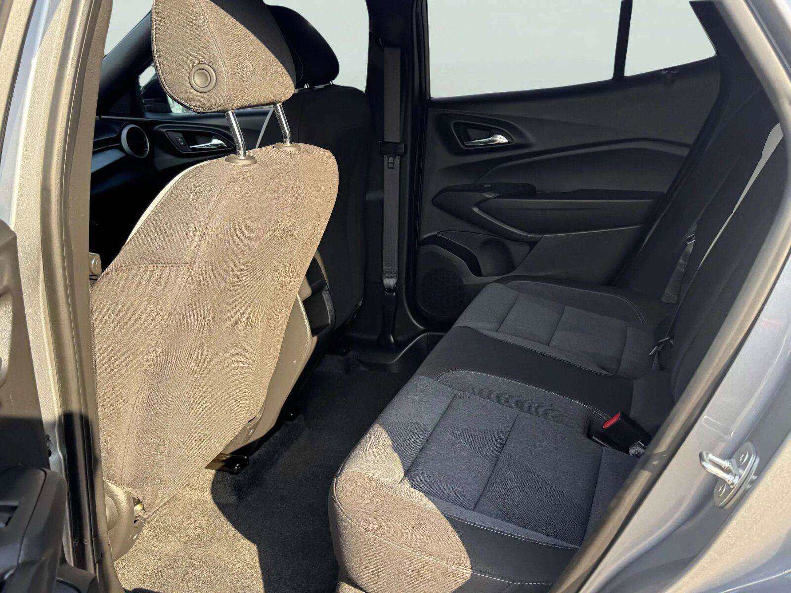 Used 2024 Chevrolet Trax RS w/ Sunroof Package FWD image 39